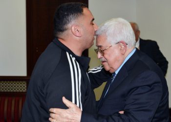 Abbas acoge calurosamente a terrorista liberado tras 20 años en cárcel de Israel