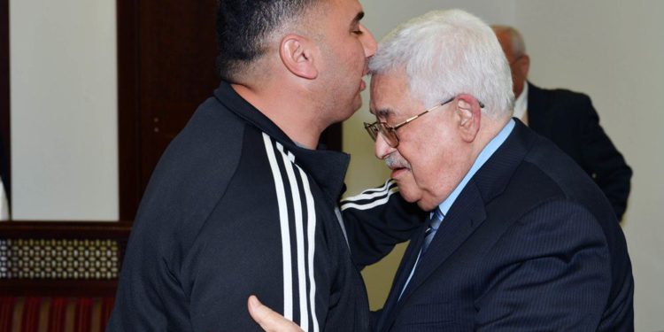 Abbas acoge calurosamente a terrorista liberado tras 20 años en cárcel de Israel