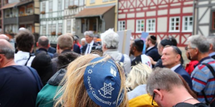 Alemanes se unen a judíos en protesta con kipá contra nueva ola de antisemitismo