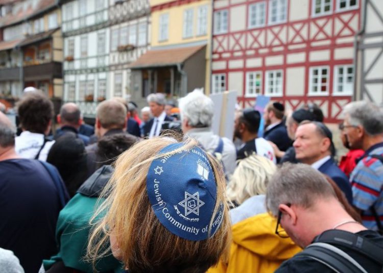 Alemanes se unen a judíos en protesta con kipá contra nueva ola de antisemitismo