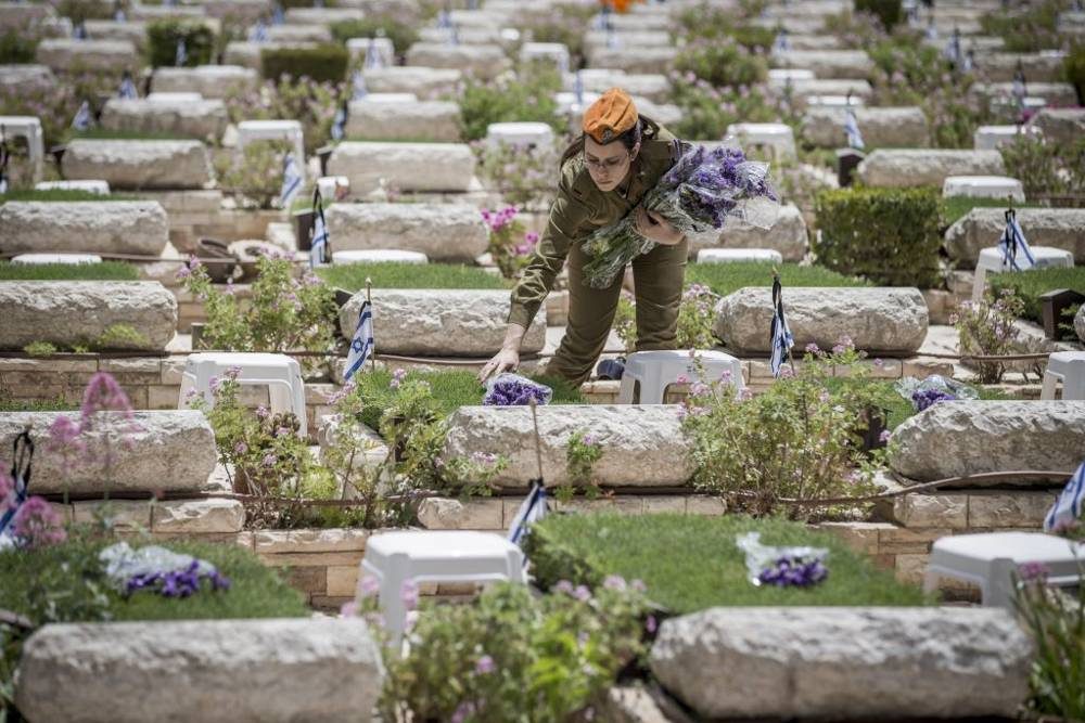 Antes de los eventos del Día de los Caídos, soldados de las FDI pusieron flores en las tumbas de los soldados caídos en el cementerio militar de Mount Herzl, Jerusalén, el 30 de abril de 2017. (Yonatan Sindel / Flash 90)