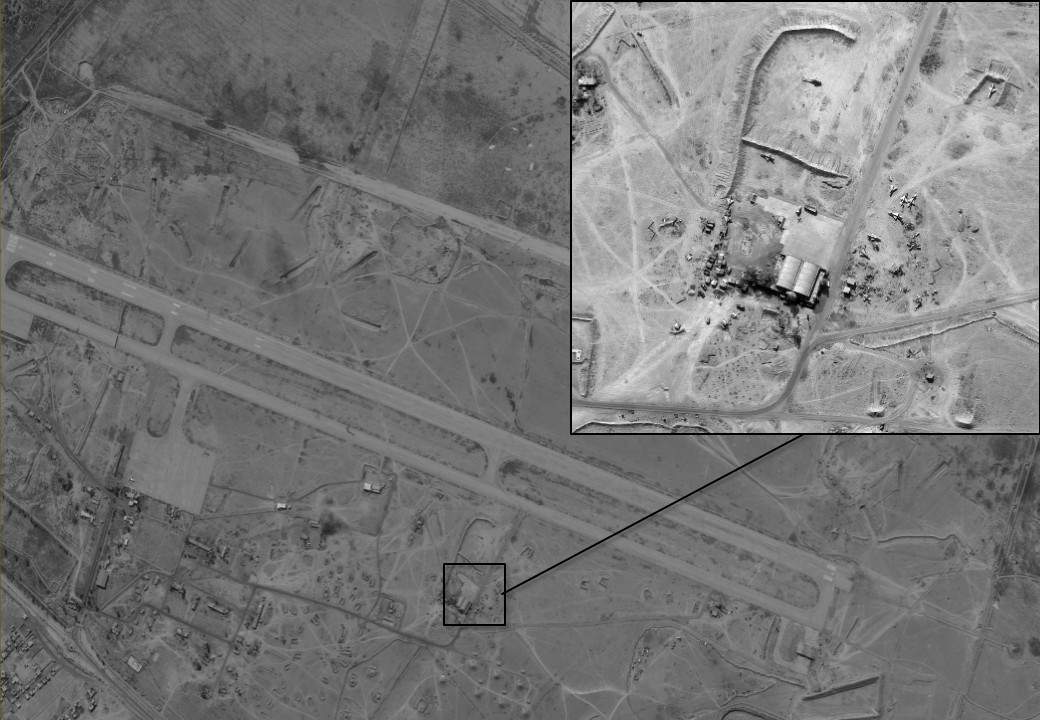 Un avión no tripulado iraní en un campo en el aeródromo Dir a-Zour en Siria