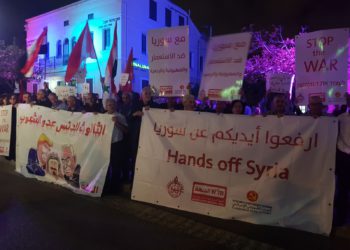 Cientos de árabes israelíes protestan por ataques en Siria frente al consulado de EE.UU