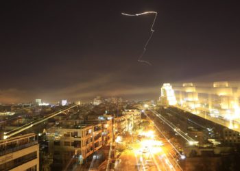 Siria y Rusia dicen que más de 100 misiles fueron disparados, muchos interceptados