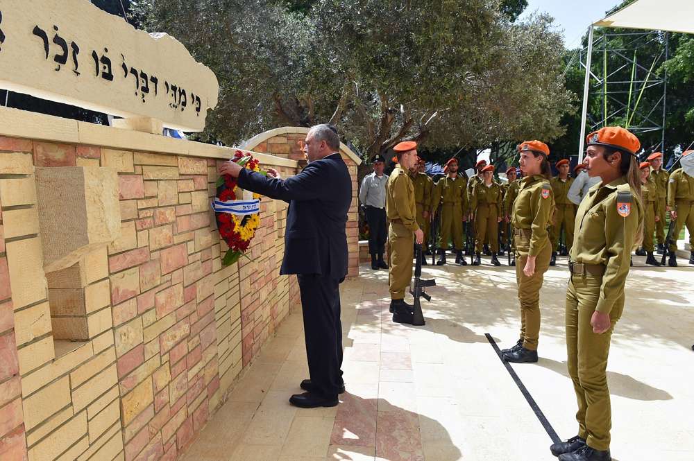 El ministro de Defensa, Avigdor Liberman, entrega una ofrenda floral en el monumento a los soldados caídos de Israel en el cementerio militar de Kiryat Shaul en Tel Aviv el Día de los Caídos en Israel, 18 de abril de 2018. (Ariel Hermoni / Ministerio de Defensa)