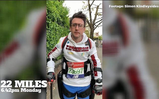 El británico Simon Kindleysides, un hombre de 34 años paralizado de cintura para abajo, usa el exoesqueleto ReWalk para completar el maratón de Londres en 36 horas el 23 de abril de 2018 (captura de pantalla de YouTube)