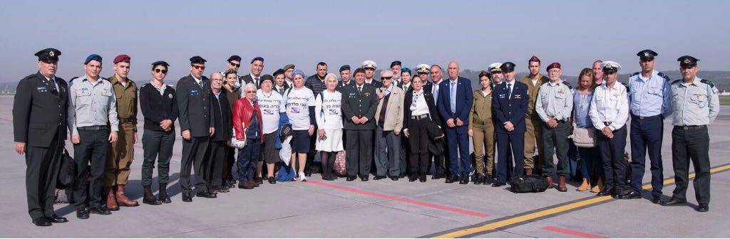 El jefe de las FDI, Gadi Eisenkot, encabeza una delegación de tres sobrevivientes israelíes del Holocausto y 20 oficiales y suboficiales de las FDI en Polonia para el Día del Recuerdo del Holocausto el 12 de abril de 2018. (Fuerzas de Defensa de Israel)