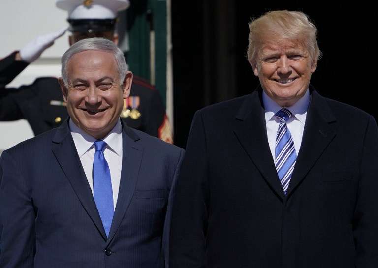 El presidente de los Estados Unidos, Donald Trump, da la bienvenida al primer ministro israelí, Benjamin Netanyahu, a la Casa Blanca el 5 de marzo de 2018 en Washington, DC. (AFP PHOTO / Mandel NGAN)