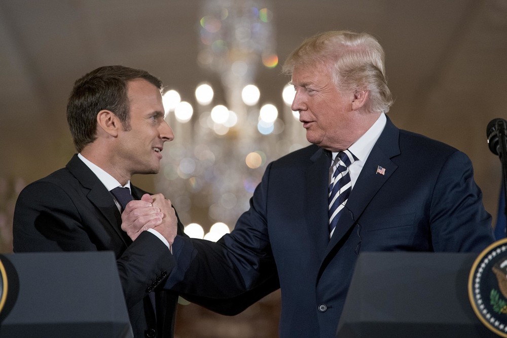 El presidente de los Estados Unidos, Donald Trump, y el presidente francés, Emmanuel Macron, se dan la mano durante una conferencia de prensa conjunta en el Salón Este de la Casa Blanca en Washington, el martes 24 de abril de 2018. (AP Photo / Andrew Harnik)