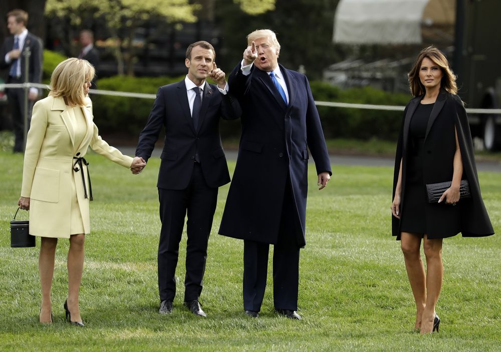 El presidente de los Estados Unidos, Donald Trump, y la primera dama, Melania Trump, caminan por South Lawn con el presidente francés Emmanuel Macron y su esposa Brigitte Macron en la Casa Blanca, el 23 de abril de 2018, en Washington. (AP Photo / Evan Vucci)