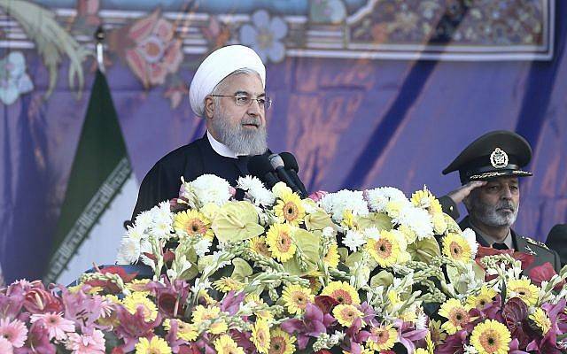 El presidente iraní Hassan Rouhani habla en un desfile militar que marca el Día del Ejército Nacional frente al mausoleo del difunto fundador revolucionario ayatolá Jomeini, en las afueras de Teherán, Irán, el 18 de abril de 2018. (Ebrahim Noroozi / AP)
