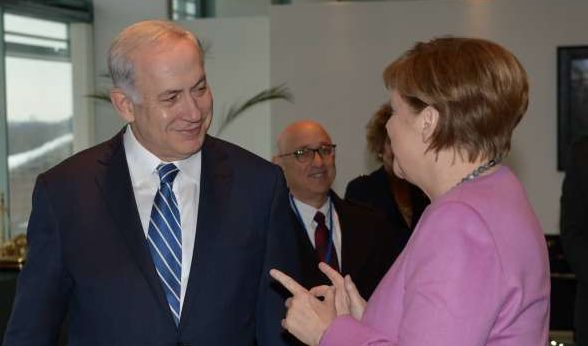 El primer ministro Benjamin Netanyahu se reúne con la canciller alemana, Angela Merkel, en Berlín, Alemania, el 16 de febrero de 2016. (Amos Ben Gershom / GPO)