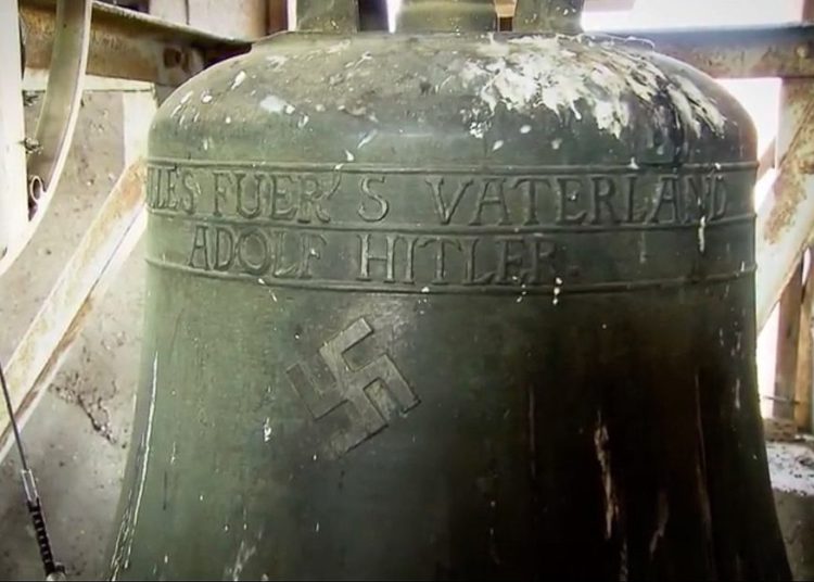 Esvástica de la era nazi retirada de campana de iglesia luterana en Alemania