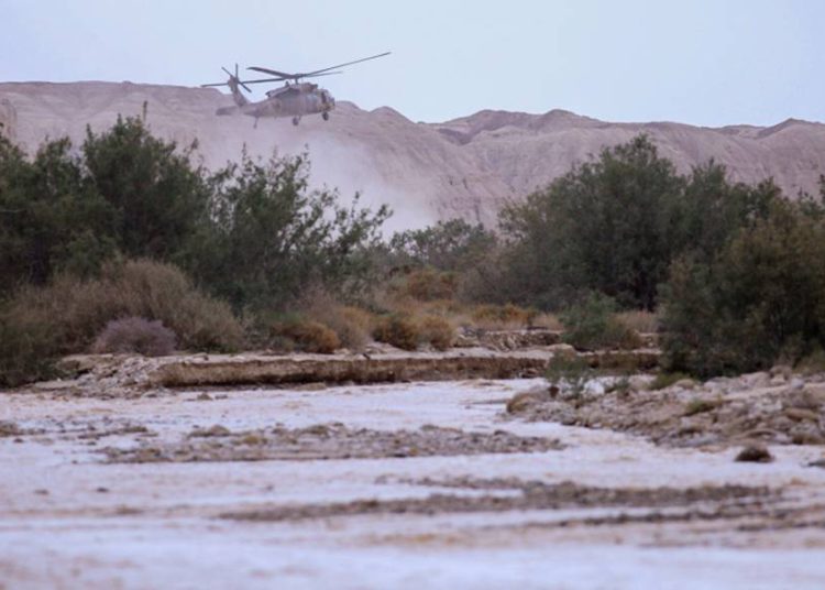 Hallan un cuerpo junto a camión volcado cerca del Mar Muerto