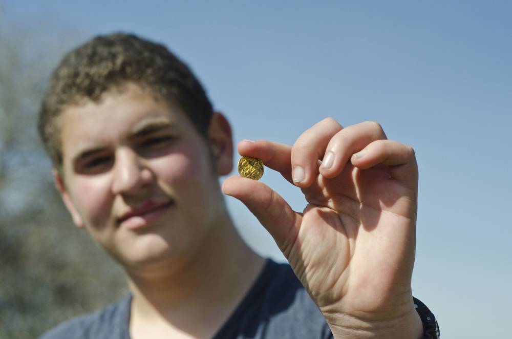 Mientras trabajaba en el sendero, el estudiante de secundaria Ilai Yonah de Zikhron Ya'akov descubrió una moneda de Suleiman el Magnífico, la tercera moneda de ese tipo que existe en el Tesoro del Estado. (Yoli Shwartz, Autoridad de Antigüedades de Israel)