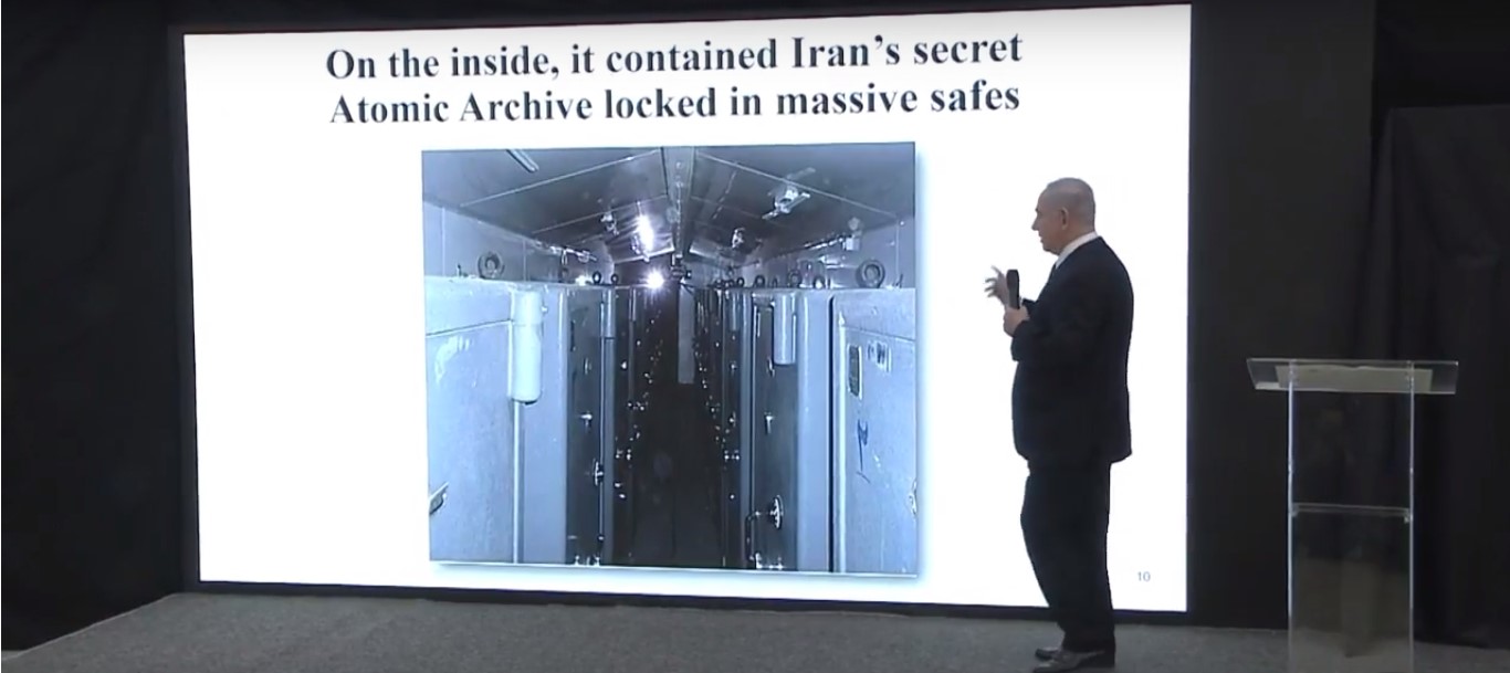 El Primer Ministro Netanyahu muestra imágenes inéditas de los almacenes con cajas fuertes que contienen información secreta sobre el programa nuclear de Irán.. (Captura de pantalla: Youtube))