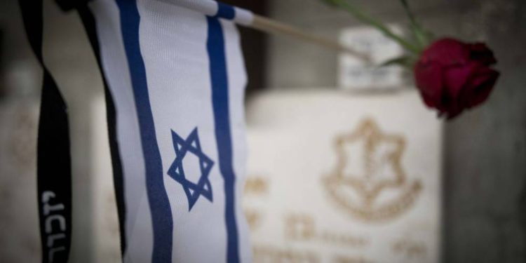 Antes de los eventos del Día de los Caídos,  banderas se encuentran en las tumbas de los soldados israelíes caídos en el cementerio militar de Monte Herzl en Jerusalén, el 28 de abril de 2017. (Yonatan Sindel / Flash 90)