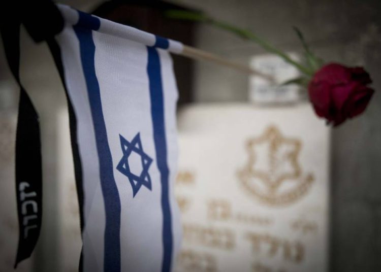 Antes de los eventos del Día de los Caídos,  banderas se encuentran en las tumbas de los soldados israelíes caídos en el cementerio militar de Monte Herzl en Jerusalén, el 28 de abril de 2017. (Yonatan Sindel / Flash 90)