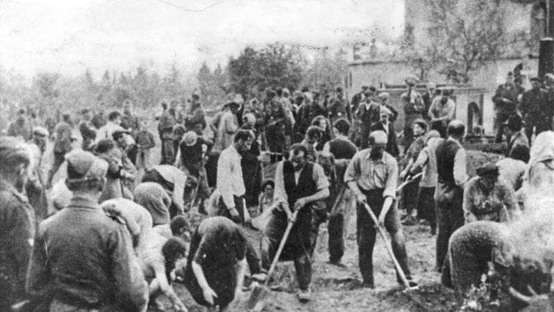 Judíos obligados a cavar sus propias tumbas en Storow, Ucrania, julio de 1941 (dominio público)
