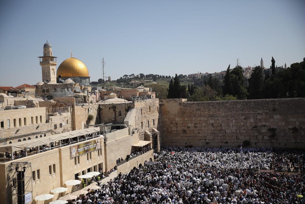 Judíos rezan frente al Muro Occidental en la Ciudad Vieja de Jerusalén durante la tradicional bendición sacerdotal en los días festivos de la Pascua, el 2 de abril de 2018 (Hadas Parush / Flash 90)