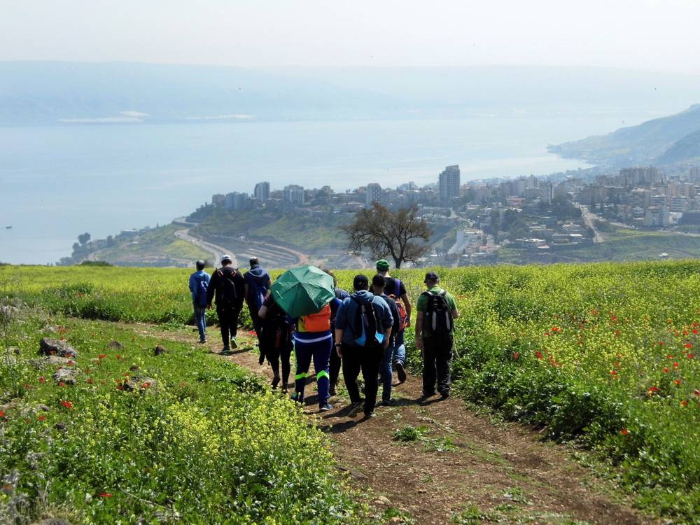 Jóvenes excursionistas en el nuevo Sendero del Sanedrín de 70 kilómetros en Galilea. (Autoridad de Antigüedades de Israel)