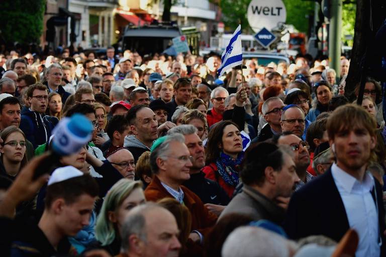 Las personas participan en el evento “Berlin Wears Kippa”, con más de 2.000 judíos y no judíos con el tradicional gorro para mostrar solidaridad con los judíos el 25 de abril de 2018 en Berlín, después de que Alemania se haya visto sacudida por una serie de incidentes antisemitas. (AFP / Tobias Schwarz)