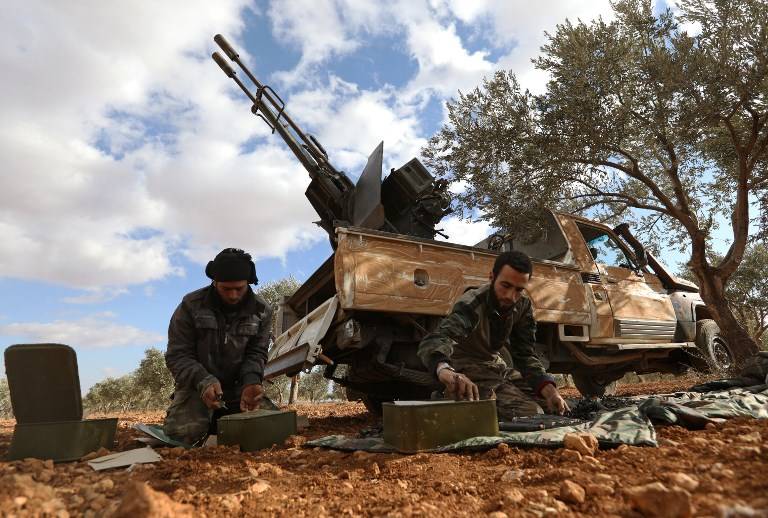 Los combatientes de la oposición preparan municiones en la zona de al-Mushrifa, cerca de la ciudad de Khan Sheikun en la provincia de Idlib, controlada por los rebeldes en el norte de Siria, durante los enfrentamientos con las fuerzas gubernamentales el 2 de enero de 2018. (Omar Haj Kadour / AFP)