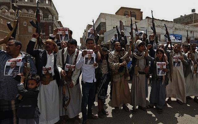 Los partidarios de los rebeldes huzíes de Yemen asisten a una manifestación en Sana'a el 26 de abril de 2018 por la muerte de su jefe político Saleh al-Sammad en un ataque aéreo liderado por Arabia Saudita. (AFP Photo / Mohammed Huwais)
