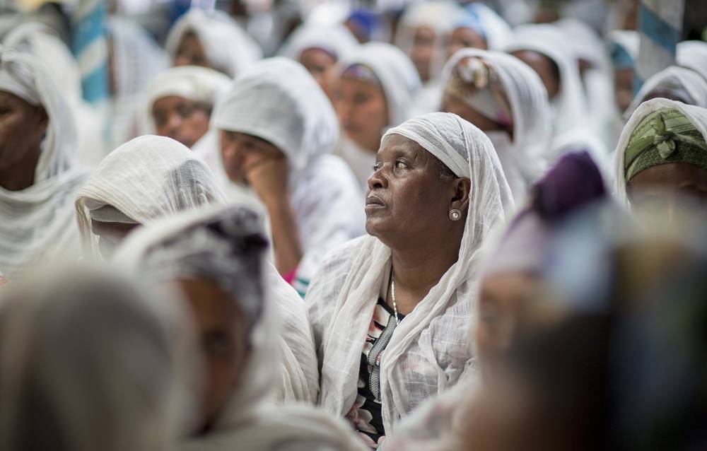 Miembros de la comunidad judía de Etiopía escuchan mientras la ministra de Justicia de Israel, Ayelet Shaked, habla durante una visita a una sinagoga en Addis Ababa, Etiopía, el 22 de abril de 2018. (AP Photo / Mulugeta Ayene)