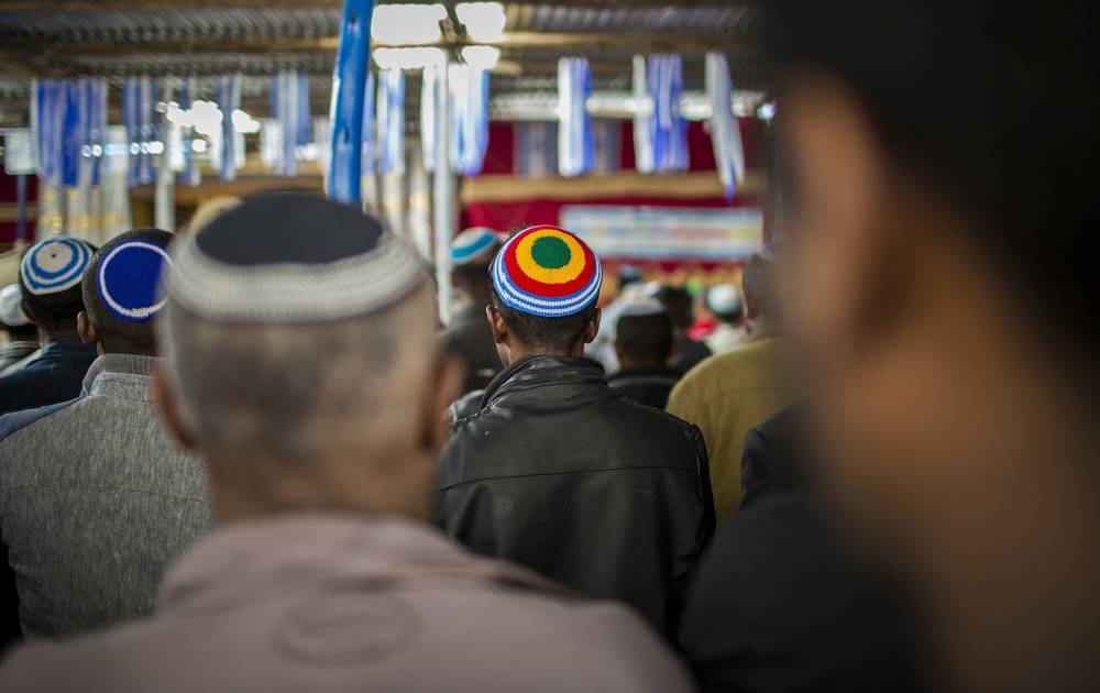 Miembros de la comunidad judía de Etiopía esperan la llegada de la Ministra de Justicia de Israel, Ayelet Shaked, a una sinagoga en Addis Abeba, Etiopía, el 22 de abril de 2018. (AP Photo / Mulugeta Ayene)