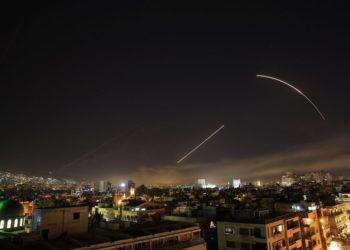 Los misiles cruzan el horizonte de Damasco cuando EE. UU. Lanza un ataque contra Siria dirigido a diferentes partes de la capital, el sábado 14 de abril de 2018 (AP Photo / Hassan Ammar)