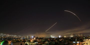 Los misiles cruzan el horizonte de Damasco cuando EE. UU. Lanza un ataque contra Siria dirigido a diferentes partes de la capital, el sábado 14 de abril de 2018 (AP Photo / Hassan Ammar)