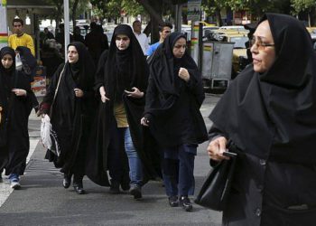 Maestra de ajedrez de Irán: El hijab limita a las mujeres en lugar de protegerlas