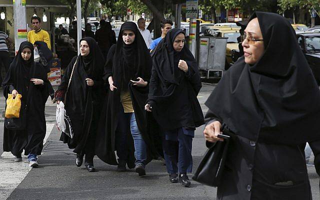 Mujeres iraníes con velo cruzan una calle en Teherán, Irán, el 22 de abril de 2018. (Vahid Salemi / AP)