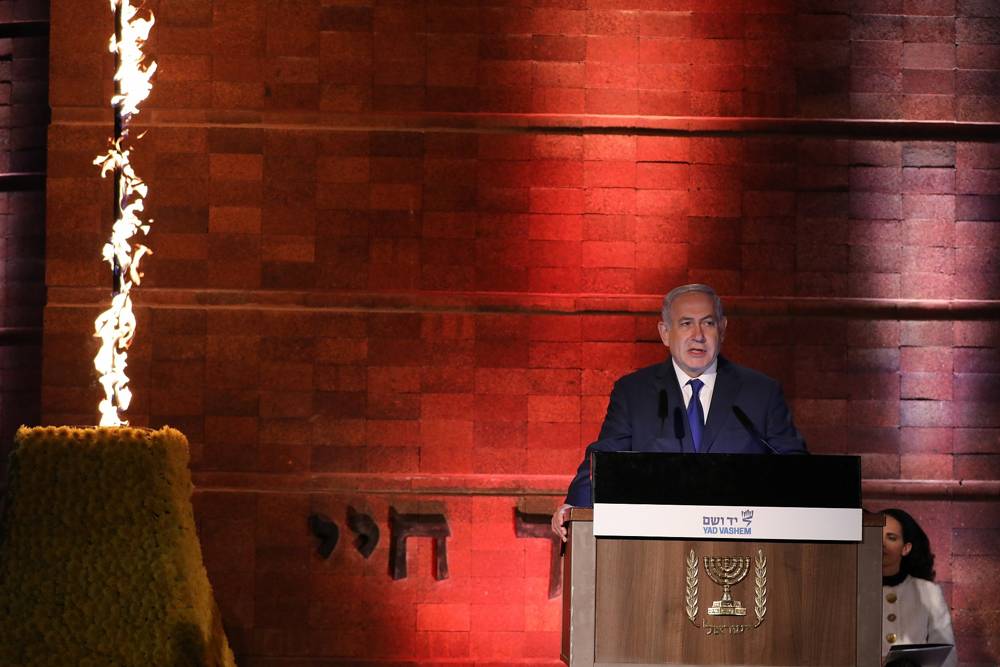 El primer ministro Benjamin Netanyahu habla en la ceremonia estatal oficial celebrada en el Museo Conmemorativo del Holocausto Yad Vashem en Jerusalem, que conmemora el Día del Recuerdo del Holocausto el 11 de abril de 2018. (Yonatan Sindel / Flash 90)