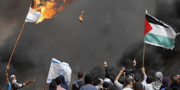 Palestinos lanzan bombas incendiarias y explosivos a soldados de Israel desde Gaza