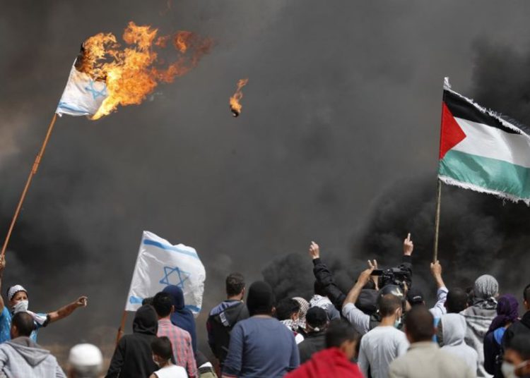 Palestinos lanzan bombas incendiarias y explosivos a soldados de Israel desde Gaza