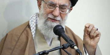 Khamenei: El gobierno de EE. UU. “controlado por sionistas” se hundirá como el Titanic