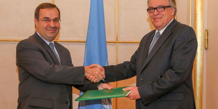 El embajador sirio Hussam Edin Aala, a la izquierda, con Vladimir Gratchev, representante de Michael Møller, Secretario General de la Conferencia de Desarme de las Naciones Unidas, Ginebra, 3 de septiembre de 2014.