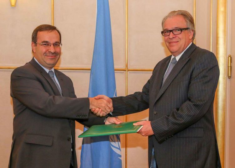 El embajador sirio Hussam Edin Aala, a la izquierda, con Vladimir Gratchev, representante de Michael Møller, Secretario General de la Conferencia de Desarme de las Naciones Unidas, Ginebra, 3 de septiembre de 2014.