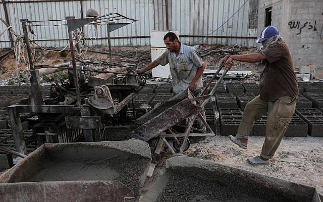 Trabajadores palestinos trabajan en una fábrica de cemento en el sur de la Franja de Gaza. 24 de septiembre de 2017. (AFP PHOTO / SAID KHATIB)