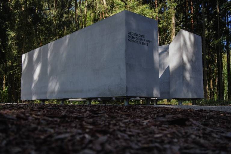 Se muestra un espacio de información que forma parte del sitio conmemorativo antes de la inauguración del sitio conmemorativo del campo Muehldorfer Hart cerca de Waldkraiburg, en el sur de Alemania, el 27 de abril de 2018. (AFP / dpa / Matthias Balk)