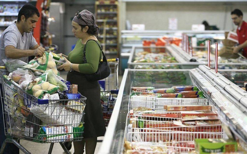 Ilustrativo: clientes israelíes compran alimentos de la sección congelada del supermercado Rami Levi en Talpiot, Jerusalén. (Nati Shohat / Flash 90)