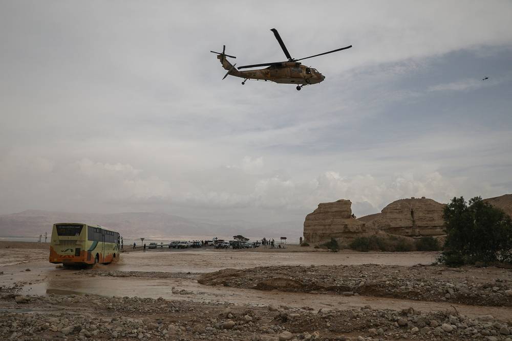 Un helicóptero militar busca a los estudiantes desaparecidos cerca del Mar Muerto, en el sur de Israel, el 26 de abril de 2018. (Hadas Parush / Flash 90)