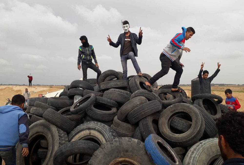 Una nube tóxica engullirá Gaza por quema miles de neumáticos en "marcha pacífica"