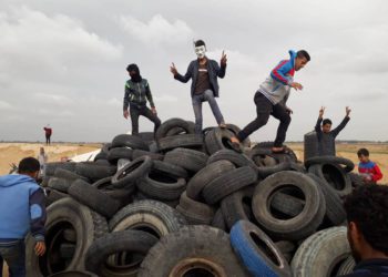 Una nube tóxica engullirá Gaza por quema miles de neumáticos en "marcha pacífica"