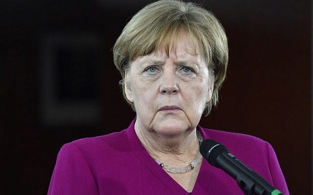 La Canciller alemana Angela Merkel reacciona durante una declaración conjunta con el Alto Comisionado de las Naciones Unidas para los Refugiados el 23 de abril de 2018 en Berlín. (AFP PHOTO / John MACDOUGALL)