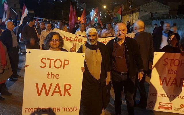 Los activistas del partido Hadash se reúnen frente al consulado de EE.UU en Haifa contra los ataques aéreos de EE.UU en Siria el 14 de abril de 2018. (Partido Hadash)