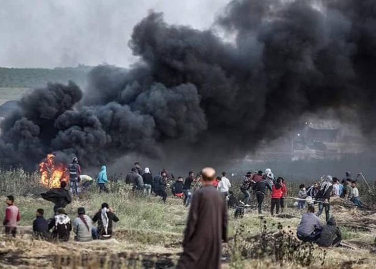 Palestinos de Gaza comienzan la Marcha de los Neumáticos en la frontera con Israel