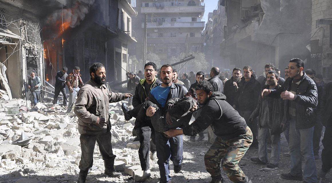 Rescate de víctimas en medio de zona residencial bombardeada por Turquía. Crédito: francheval.com